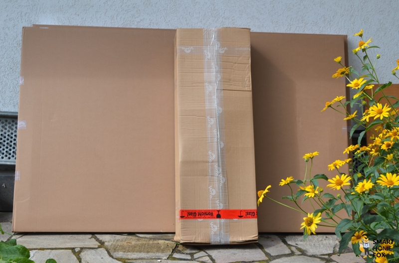 Yuma Pakete vor einer Wand mit gelben Blumen